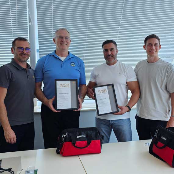 Mark y Kemal reciben sus certificados tras el taller de servicio